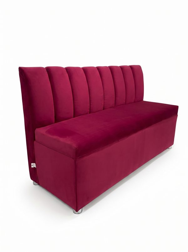 Sofa_on_white_background_2K_202608051506 Sofá líneas en terciopelo para hostelería